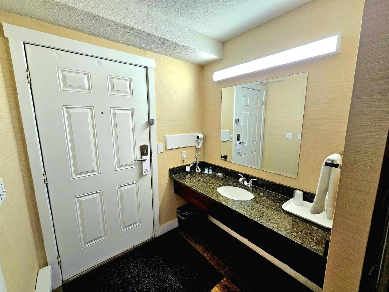 קמלופס Rodeway Inn & Suites מראה חיצוני תמונה