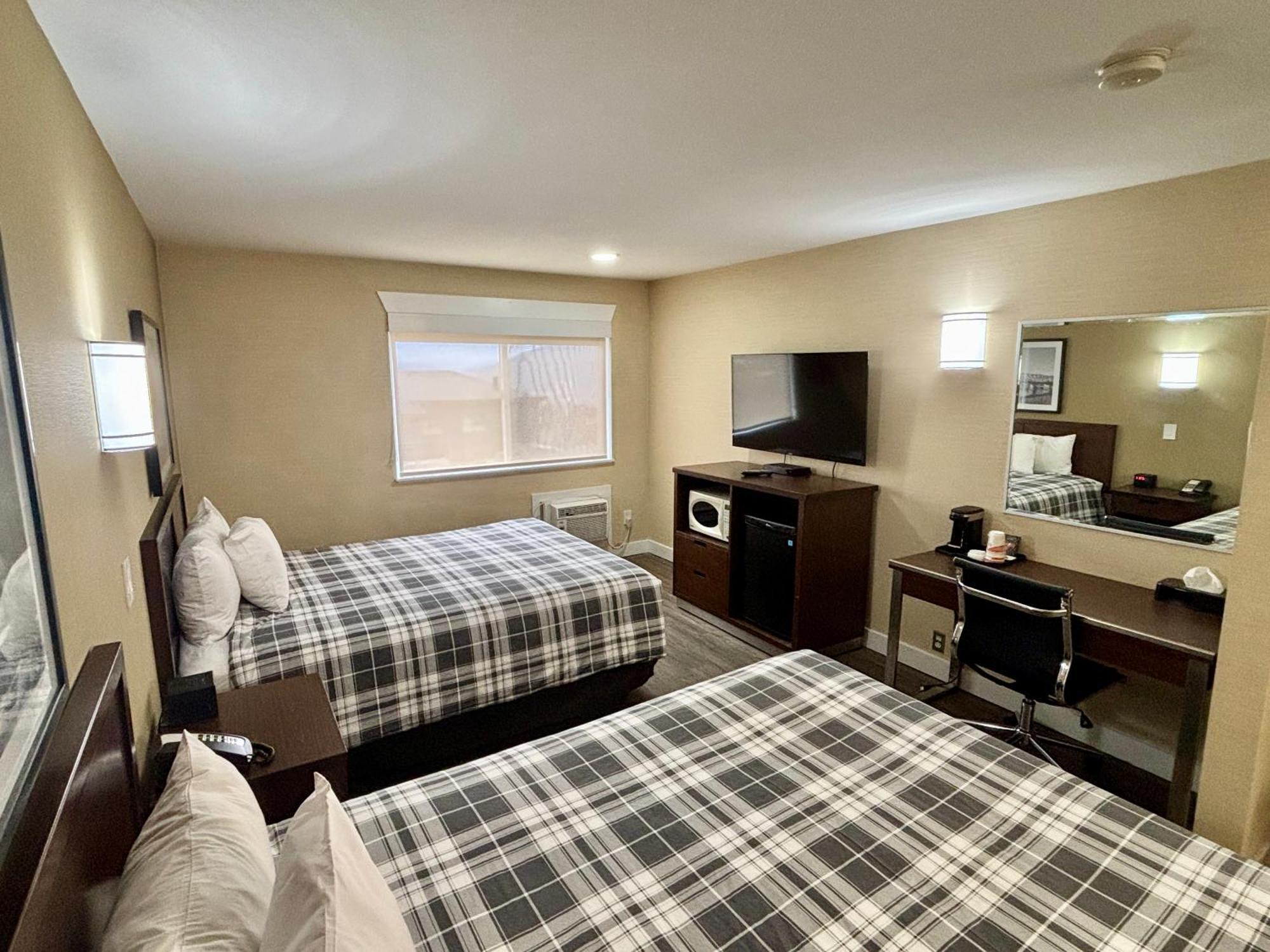 קמלופס Rodeway Inn & Suites מראה חיצוני תמונה