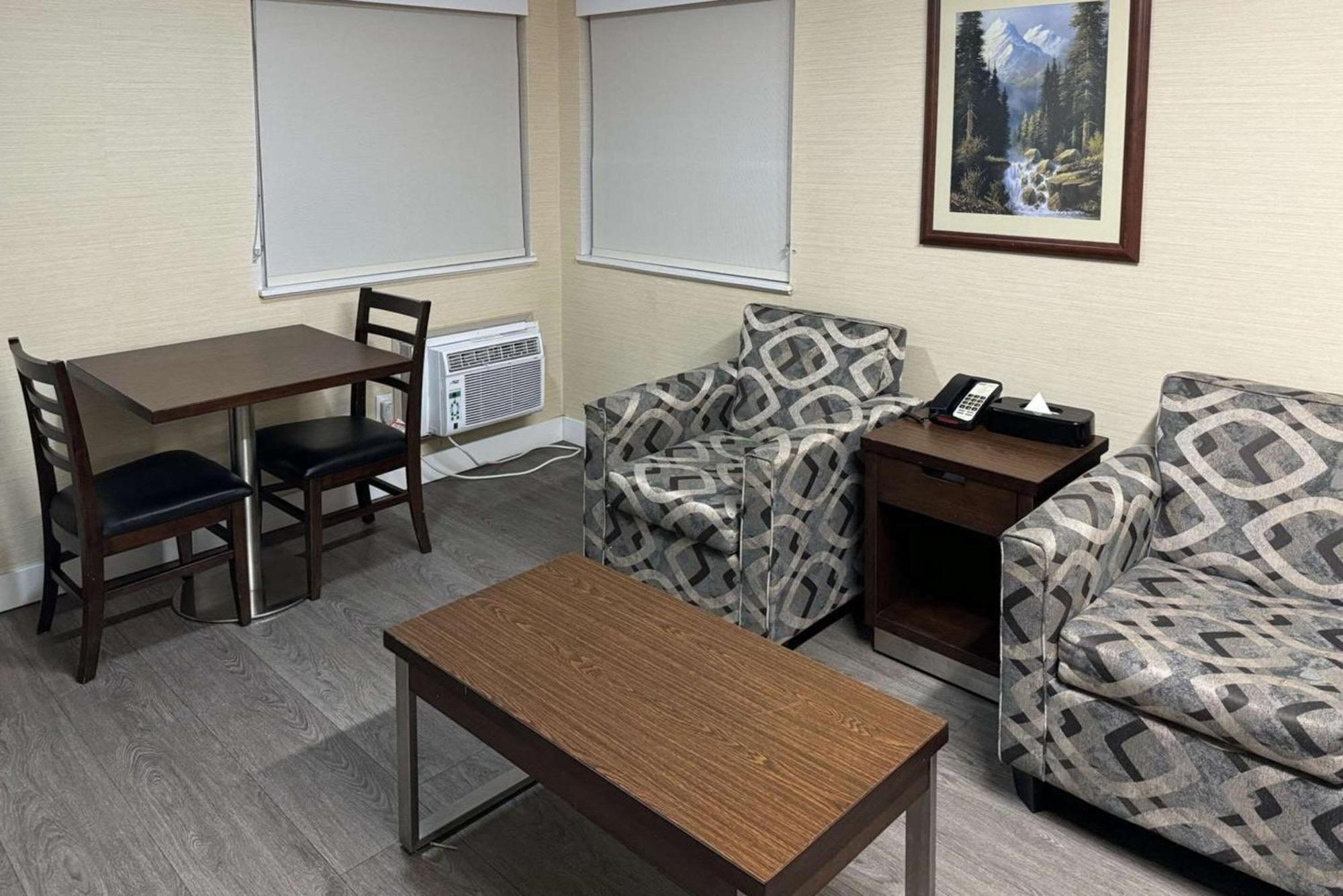 קמלופס Rodeway Inn & Suites מראה חיצוני תמונה