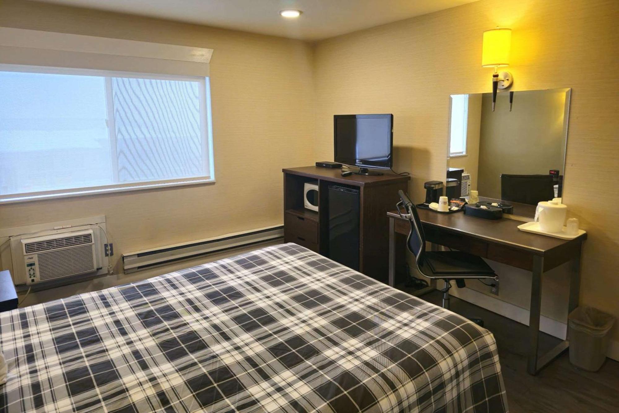 קמלופס Rodeway Inn & Suites מראה חיצוני תמונה