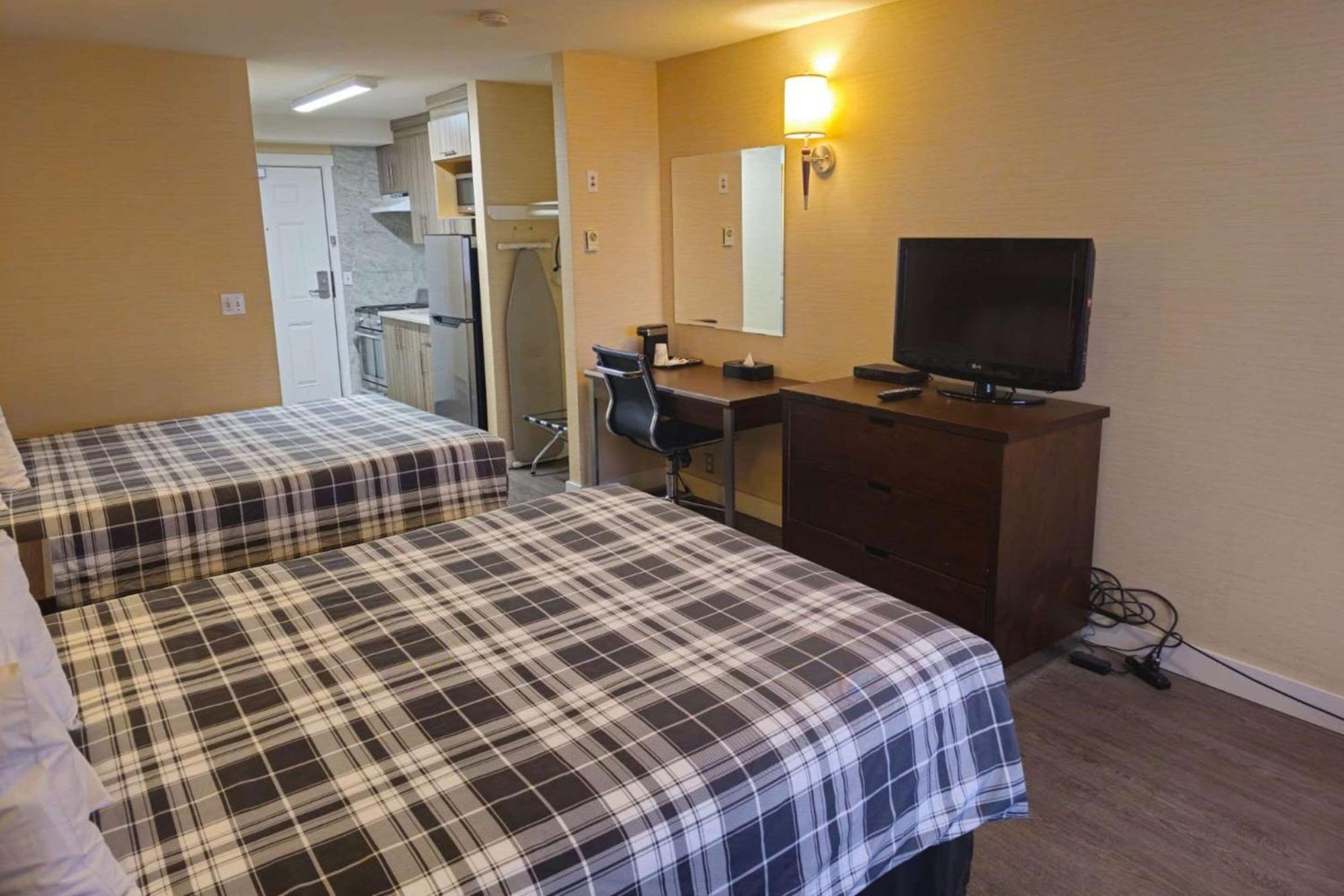 קמלופס Rodeway Inn & Suites מראה חיצוני תמונה