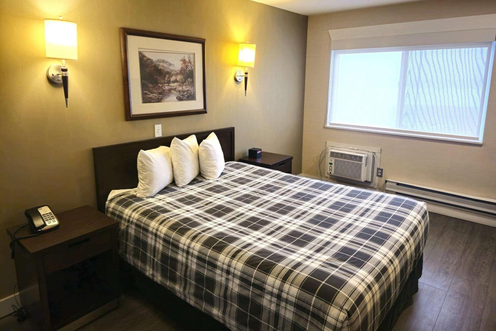 קמלופס Rodeway Inn & Suites מראה חיצוני תמונה